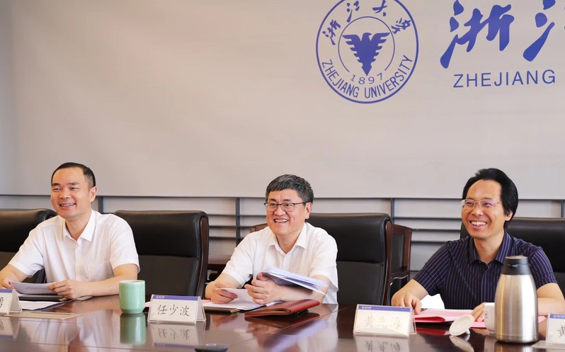 浙江大学校友总会2022年常务理事会会议通过线上线下结合的方式举行