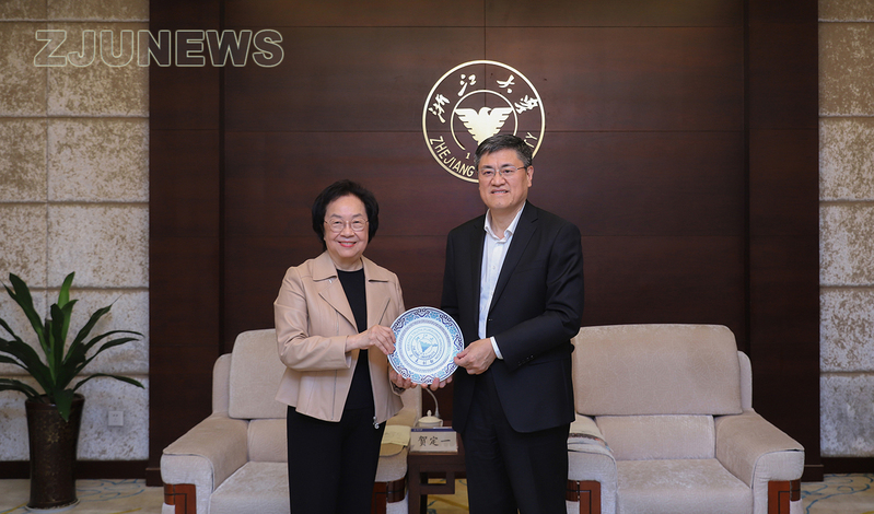 全国政协港澳台侨委员会副主任贺定一一行来浙江大学考察