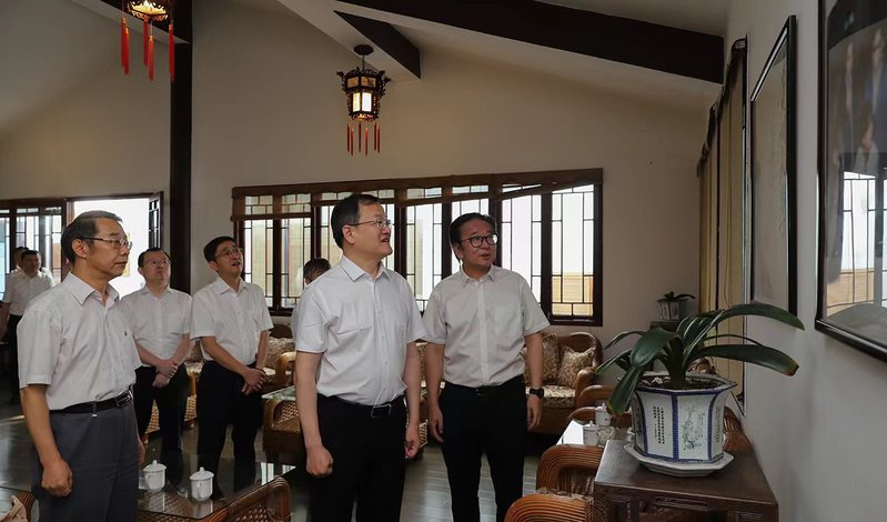 浙江大学校长、中国科学院院士杜江峰率队赴贵州省调研考察