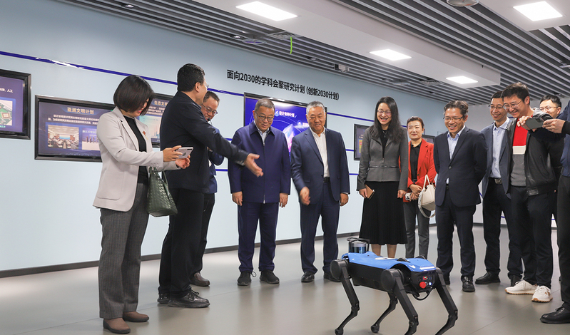 中央广播电视总台党组成员、副台长胡劲军到浙江大学调研