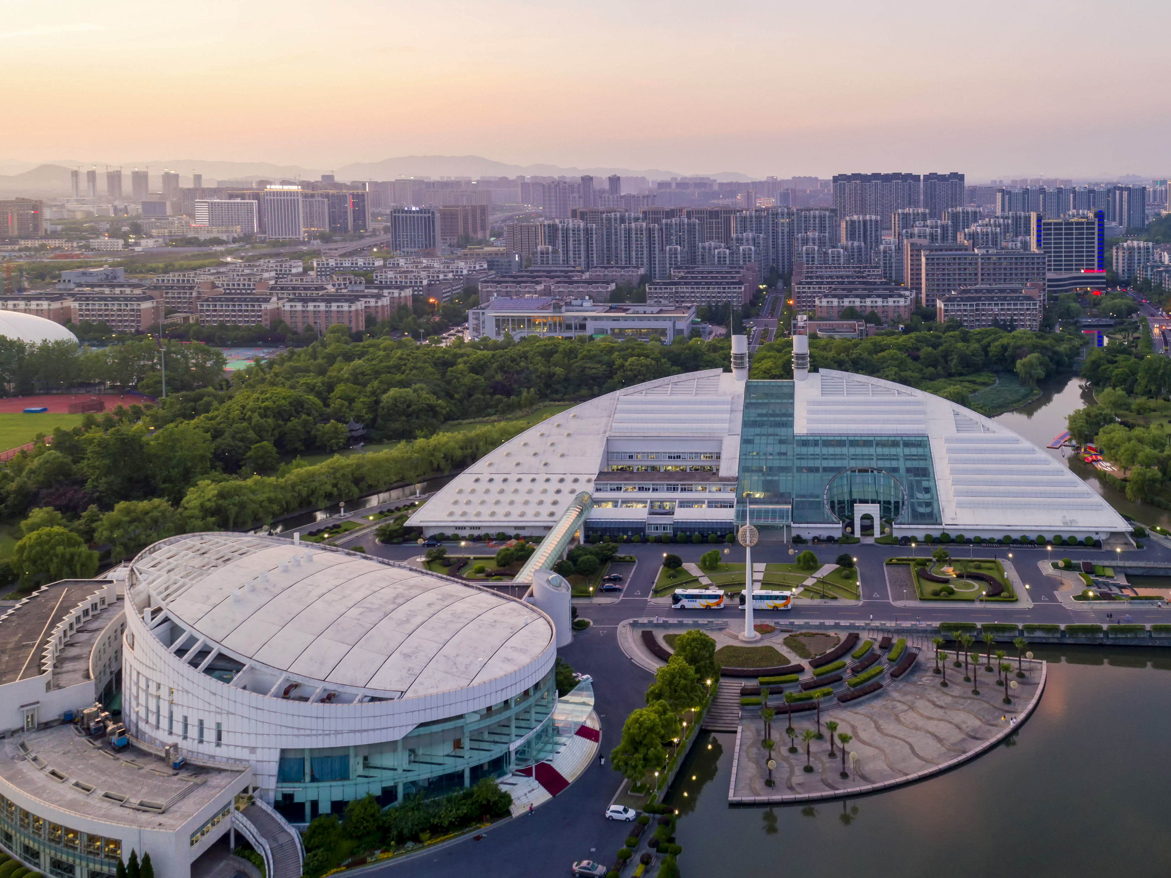 《2023胡润校友会榜》发布!清华浙大校友并列第一!