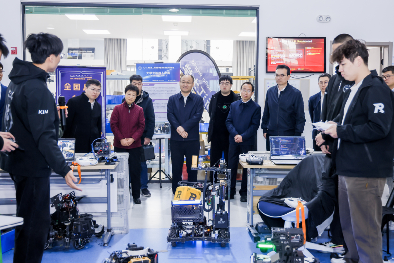 浙大校长马琰铭院士参观调研学校党员教育培训基地和学生创新实践基地